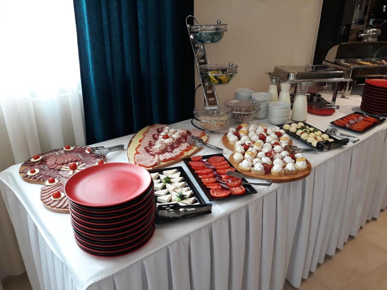 Hotel Prezident Ιβάνιτσα Εξωτερικό φωτογραφία